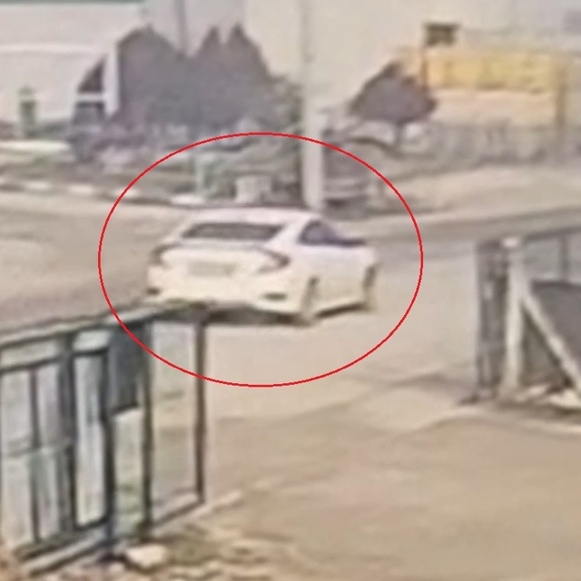 Otomobille çarpışan kamyonetin devrildiği kaza kamerada; 2 yaralı