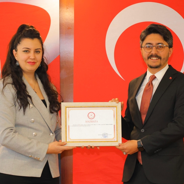 AK Parti Niğde İl Başkanı Mustafa Özdemir, mazbatasını aldı