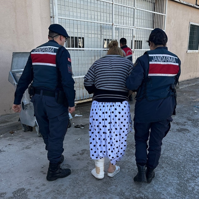 Polisi görünce kaçmak için balkondan atlayan firari hükümlü yaralandı
