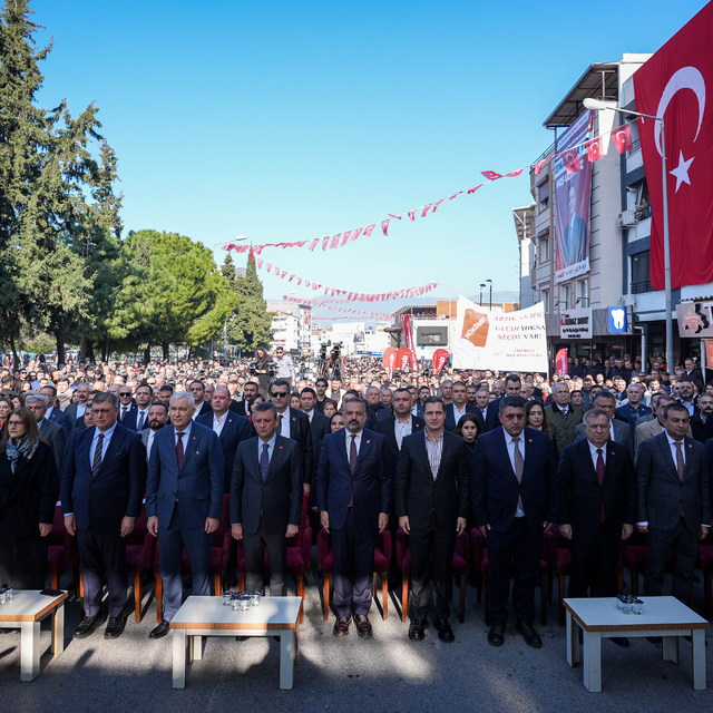 CHP Genel Başkanı Özel, İzmir'de toplu açılış ve temel atma törenine katıld...