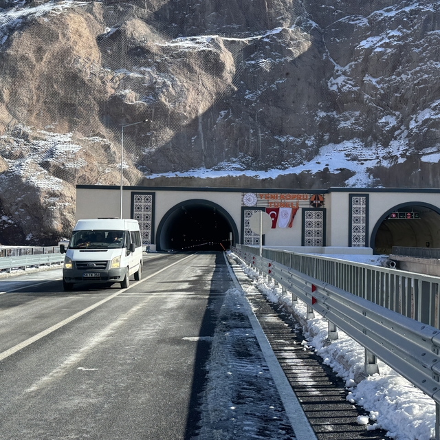 Hakkari'de yapımı tamamlanan Yeniköprü Tüneli'nden araç geçişleri başladı