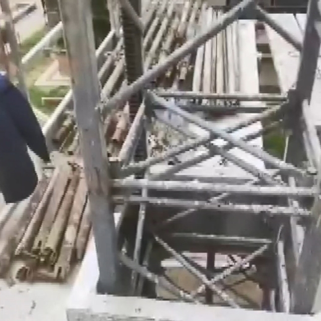 Çöken iskele ile zemin kata düşen işçi, o anları kaydetti