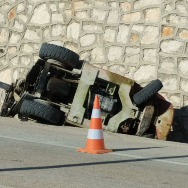 Antalya'da devrilen forkliftin altında kalan kişi hayatını kaybetti