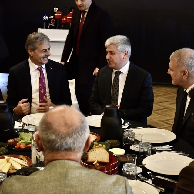 Sakarya Valisi Doğan, gazetecilerle buluştu