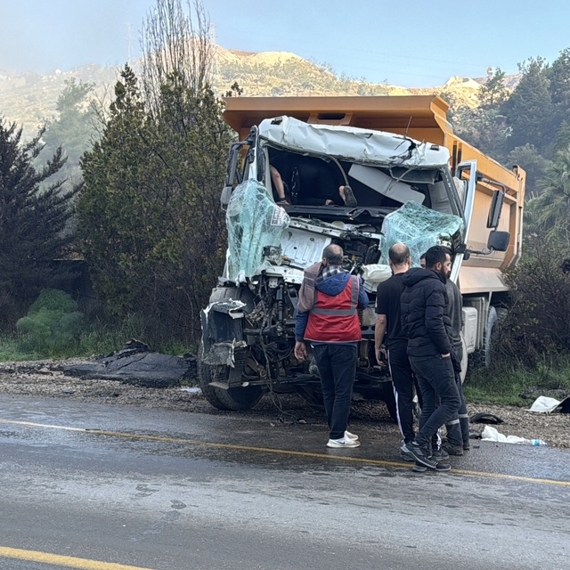 Bodrum'da iki hafriyat kamyonunun çarpıştığı kazada 1 kişi ağır yaralandı