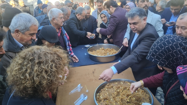Osmaniye'de, Ferdi Tayfur için helva dağıtıldı