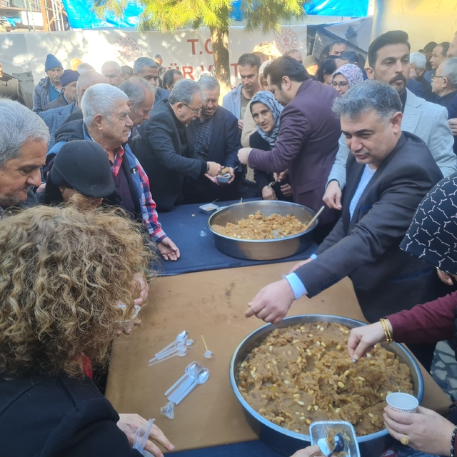 Osmaniye'de, Ferdi Tayfur için helva dağıtıldı