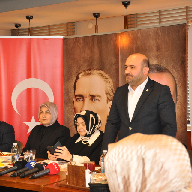 AK Parti'li Gürcan ile Albayrak, Eskişehir'de gazetecilerle buluştu