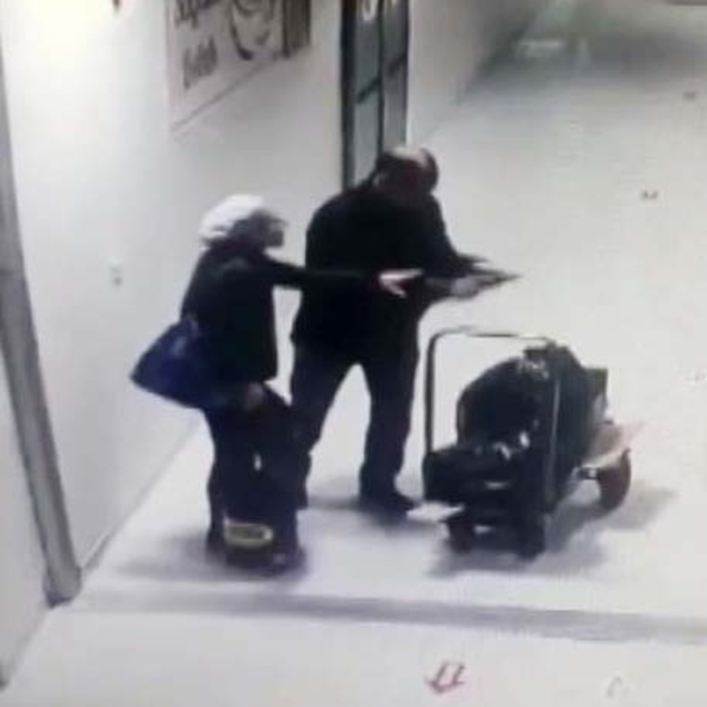 Silahı görünce katilinin elini tutup direnmiş