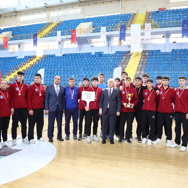 Trabzon'da okul sporlarında birinci olanlar ödüllendirildi