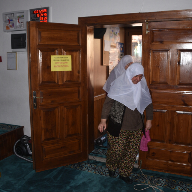 Afyonkarahisar'da gönüllü kadınlar, 18 yıldır camilerin temizliğini yapıyor