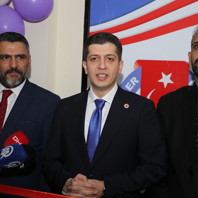 Diyarbakır'da depremde hayatını kaybeden gazeteci Cem Emir'in adı kütüphane...