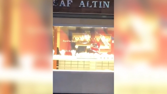 Karabük'te kuyumcu soygunu kamerada; 20 kilo altınla kaçtılar