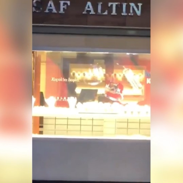 Karabük'te kuyumcu soygunu kamerada; 20 kilo altınla kaçtılar
