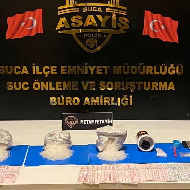 İzmir'de uyuşturucu ticareti yapan 2 şüpheli gözaltına alındı