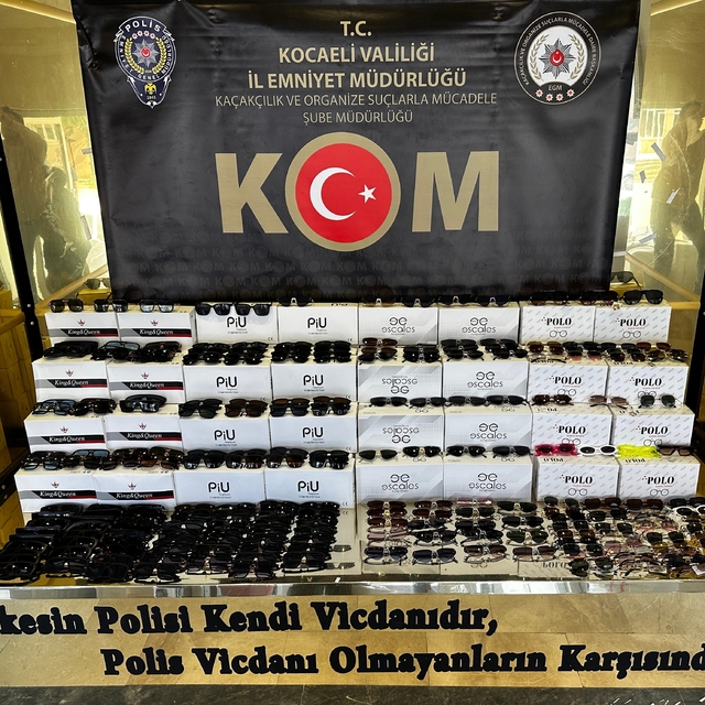 Kocaeli'de bir tırda 169 bin 680 kaçak güneş gözlüğü ele geçirildi