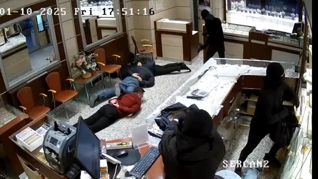 Karabük'te kuyumcu soygunu kamerada; 20 kilo altınla kaçtılar (3)