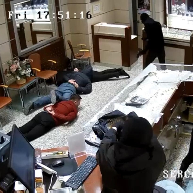 Karabük'te kuyumcu soygunu kamerada; 20 kilo altınla kaçtılar (3)