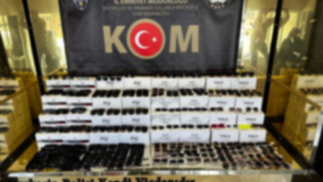 Kocaeli'de durdurulan TIR'da 170 bin adet gümrük kaçağı güneş gözlüğü ele geçirildi