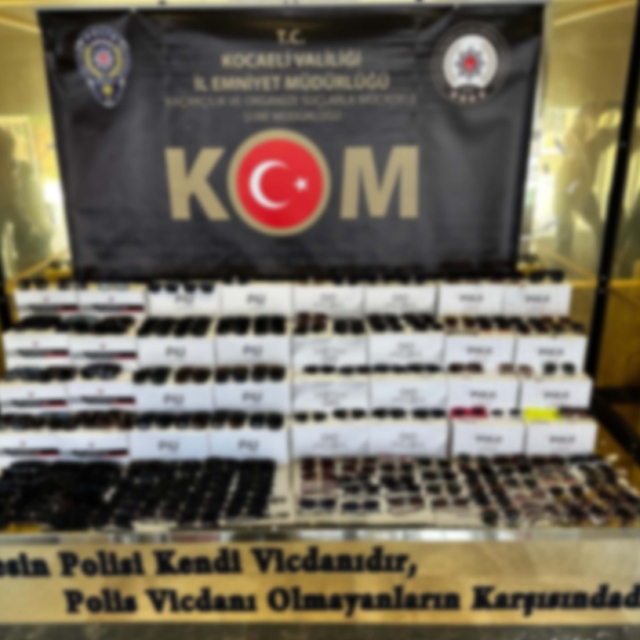 Kocaeli'de durdurulan TIR'da 170 bin adet gümrük kaçağı güneş gözlüğü ele g...