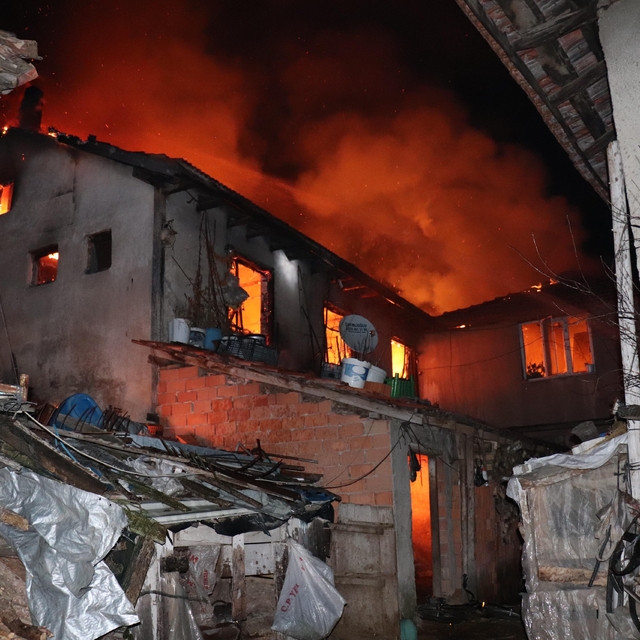 Kütahya'da köyde çıkan yangında 3 ev ve 1 ahır zarar gördü