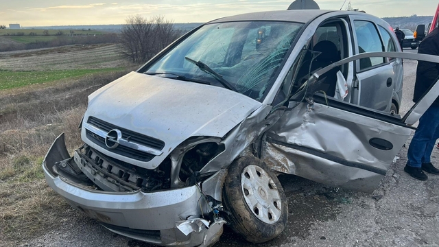 Kırklareli'nde hafif ticari araçla çarpışan otomobilin sürücüsü öldü