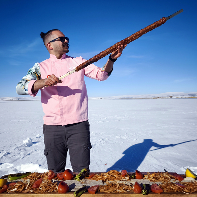 Buzla kaplı Çıldır Gölü üzerinde mangal yakıp kebap pişirdi