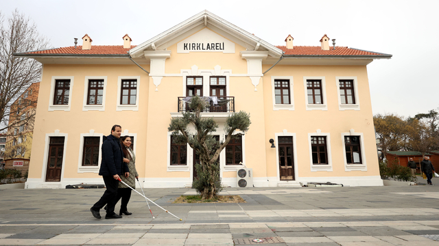 Görme engelli çiftin hayatı "beyaz baston"la kolaylaşıyor