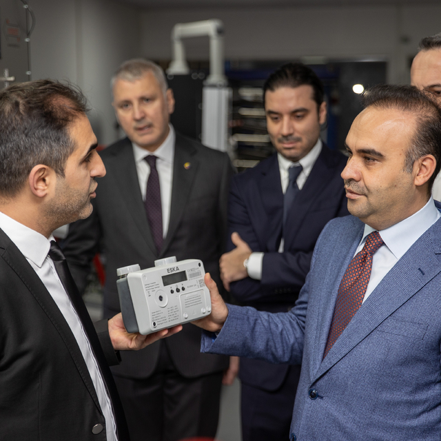 Bakan Kacır, Sakarya'da üretilen akıllı ultrasonik doğal gaz sayacını incel...