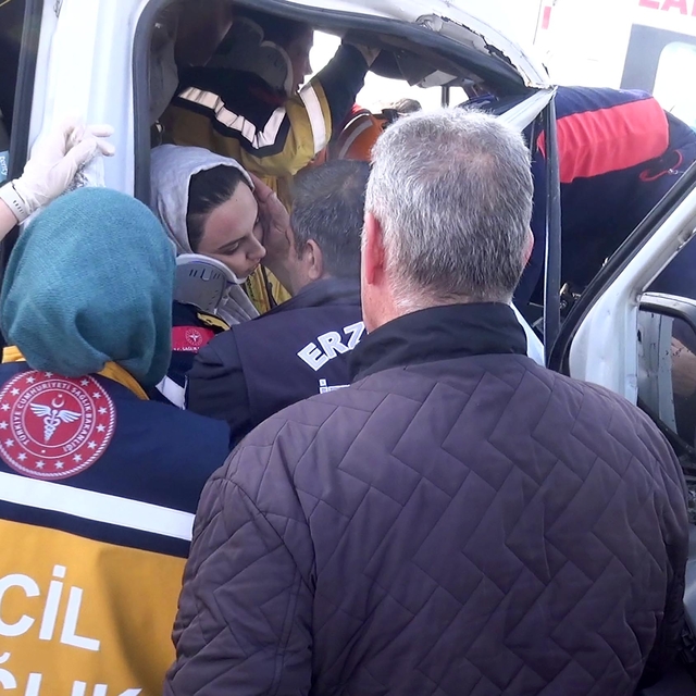 Kazada yaralanan acil tıp teknisyeni Elanur, yaralı paramedik eşi ve meslek...