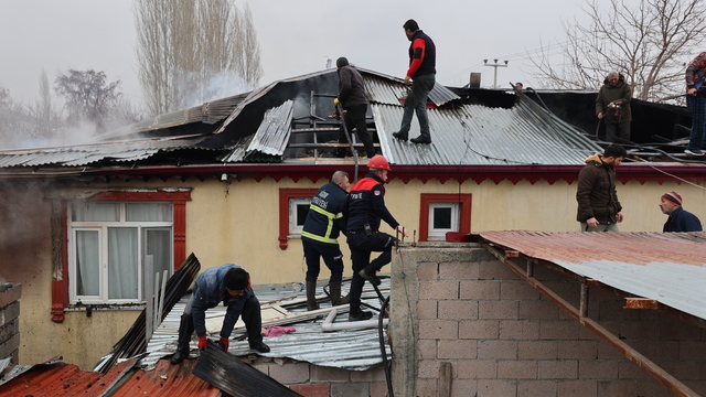 Iğdır'da bir ev ile iki ahır yanarak kullanılamaz hale geldi