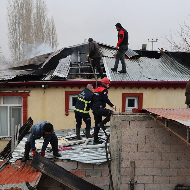 Iğdır'da bir ev ile iki ahır yanarak kullanılamaz hale geldi