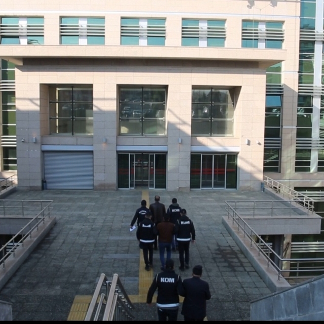 Biten borçların senetlerini teslim etmeyip, icra ile tahsilat yapmaya çalış...