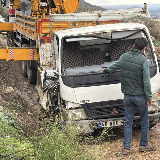 Bodrum'da uçuruma devrilen kamyonetteki 3 kişi yaralandı