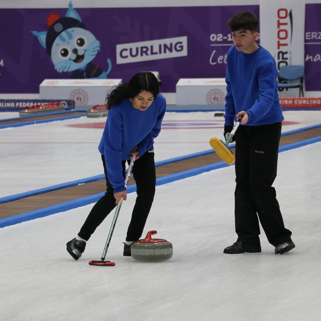 Erzurum'da EİT 2025'te curling branşında Kuzey Yamacı SK birinci oldu