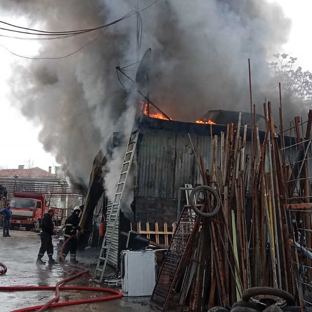 Samsun'da hurda dükkanında yangın
