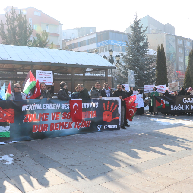 Erzurum'da sağlık çalışanları soğuk havaya rağmen Gazze için yürüdü