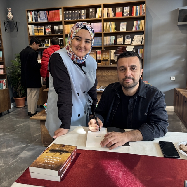 Gazeteci Emrah Varol, "Vatanı Yüreğinde Taşıyanlar" kitabı için imza günü d...