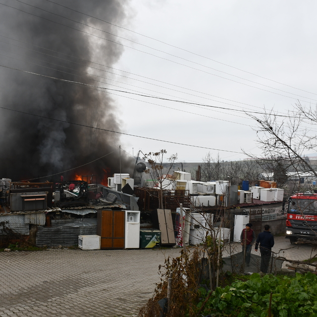 Samsun'da yangın çıkan hurdalıkta hasar oluştu