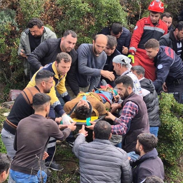 Kamyonet uçuruma yuvarlandı: 3 yaralı