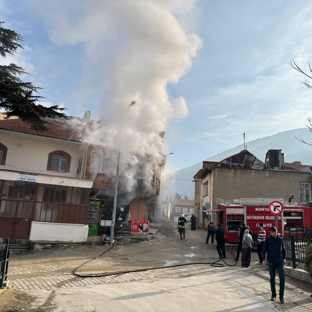 Akşehir'de bakkalda çıkan yangın söndürüldü