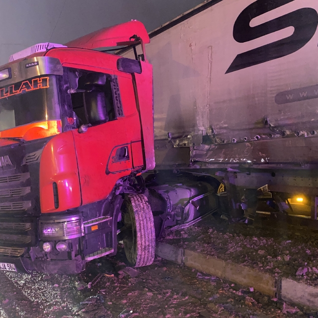 Konya'da tır aydınlatma direğine çarptı