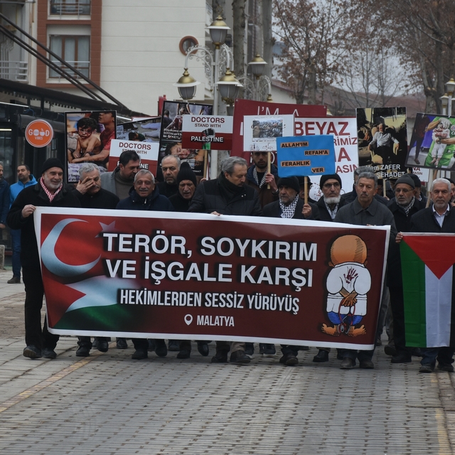 Malatya'da sağlık çalışanları İsrail'in Gazze'ye yönelik saldırılarını prot...