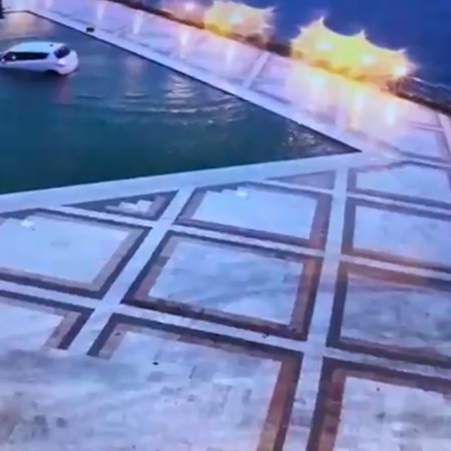 Bodrum'da otomobilin otel havuzuna düşmesi, güvenlik kamerasına yansıdı