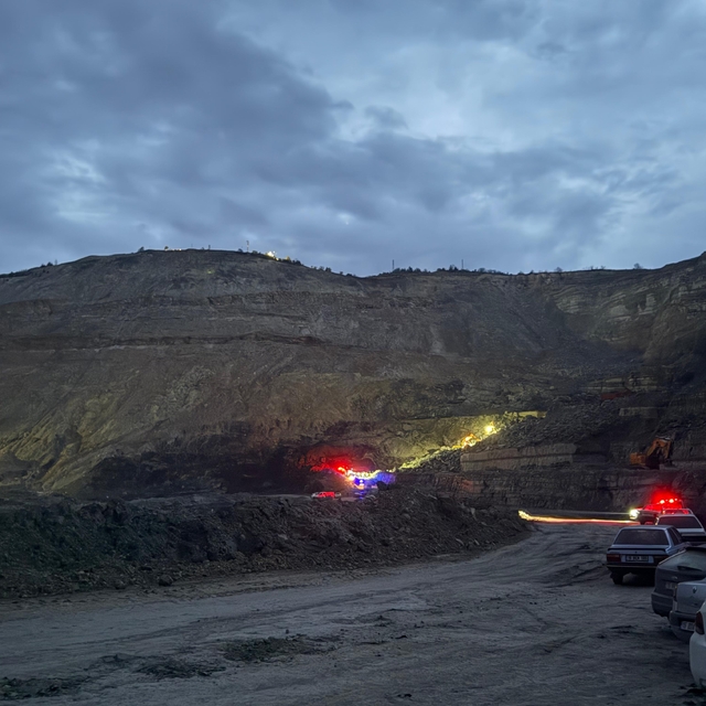 Bursa'da maden sahasındaki patlatma sonrasında kaya parçalarının altında ka...