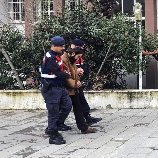 'Profesör' lakaplı şüphelinin evinden 22 kilo uyuşturucu çıktı; tutuklandı