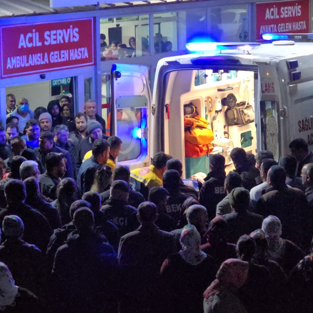 Adana'da, sokaktaki düğünde 9 yaşındaki çocuk maganda kurşunuyla başından v...