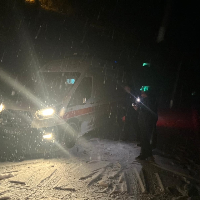 Hakkari'de yolu kapanan mezrada fenalaşan çocuk, ekiplerce hastaneye ulaştı...