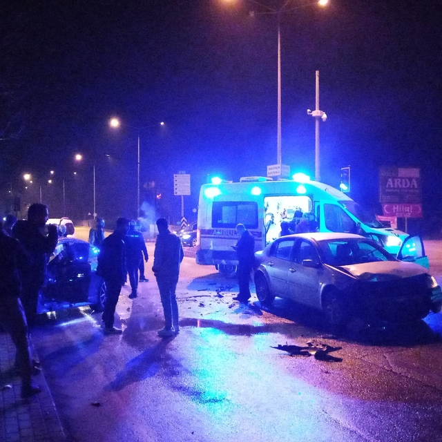 Ambulansa yol vermek isterken otomobiller çarpıştı: 4 yaralı