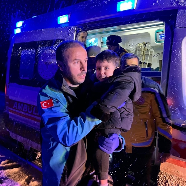 Yüksekova'da ekipler, yataktan düşüp yaralanan Mir Ali için seferber oldu